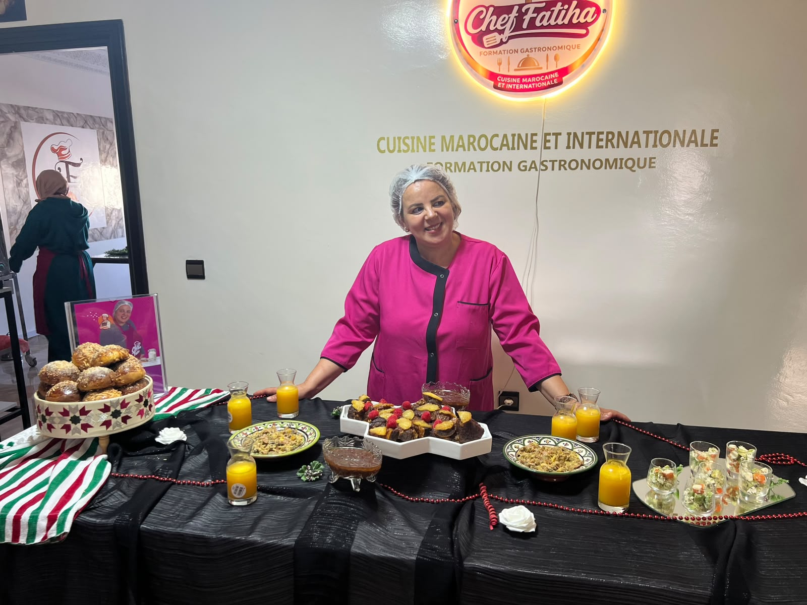 Chef Fatiha présentant des réalisations culinaires